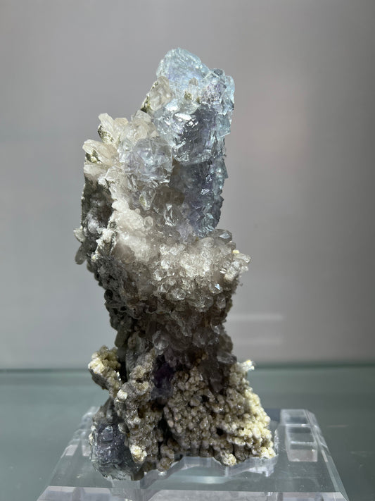 Yaogangxian fluorite associated with crystal