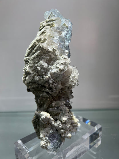 Yaogangxian fluorite associated with crystal