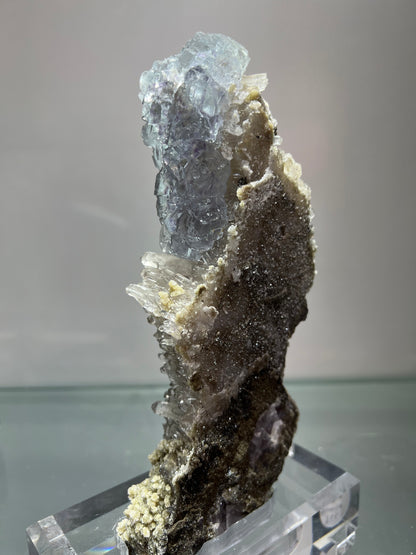 Yaogangxian fluorite associated with crystal