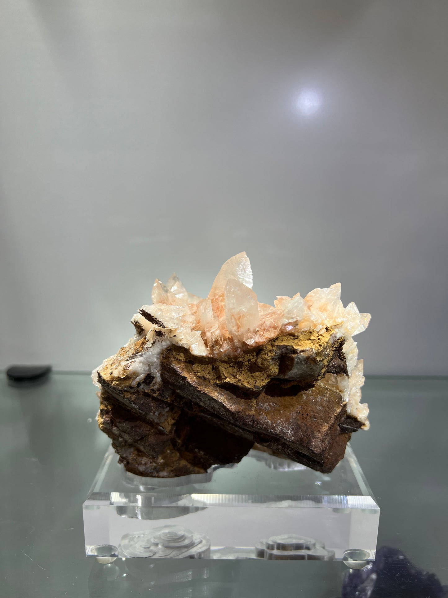 Coat tail calcite