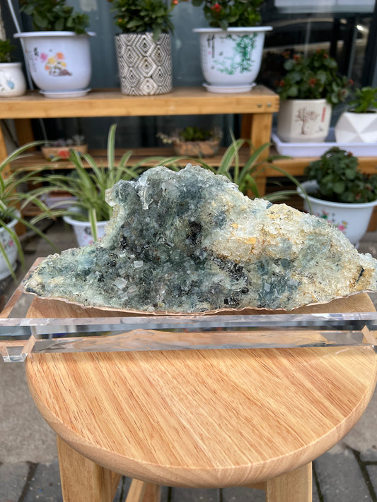 Xianghualing glassy fluorite specimen