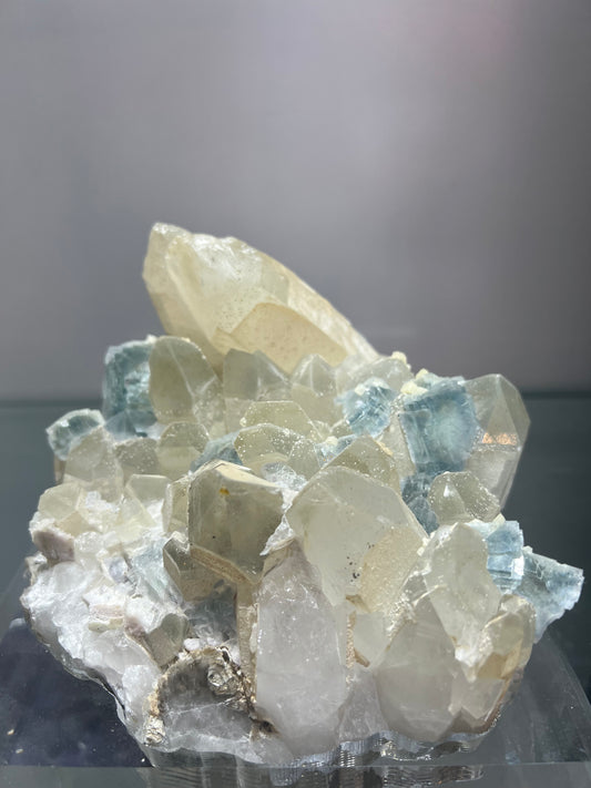 YGX fluorite with cluster